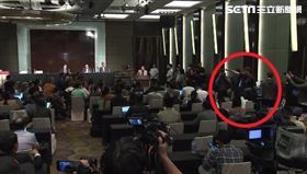▲藍白郭三方會談會場凌濤被嗆