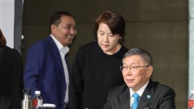 在野整合會面對談  短暫休息後重回現場（2）在野陣營整合期限進入倒數階段，民眾黨總統參選人柯文哲（右）23日與鴻海創辦人郭台銘、國民黨總統參選人侯友宜（後左）在台北君悅飯店會談，記者會中場一度短暫休息，後續眾人陸續回座，柯文哲競選總幹事黃珊珊（右2）把握時間與柯文哲交換意見。中央社記者謝佳璋攝  112年11月23日