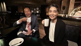 藍白火爆談判不歡而散！郭台銘揪賴佩霞　場外「燦笑喝咖啡」