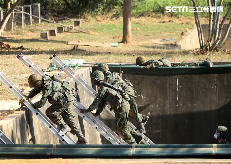 義務役新兵實施震撼教育的鑑測。（圖記者邱榮吉攝影）