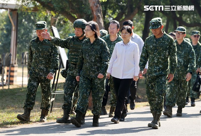 總統蔡英文視導義務役新兵入伍訓練接訓整備，新兵學員鑑測。（圖記者邱榮吉攝影）
