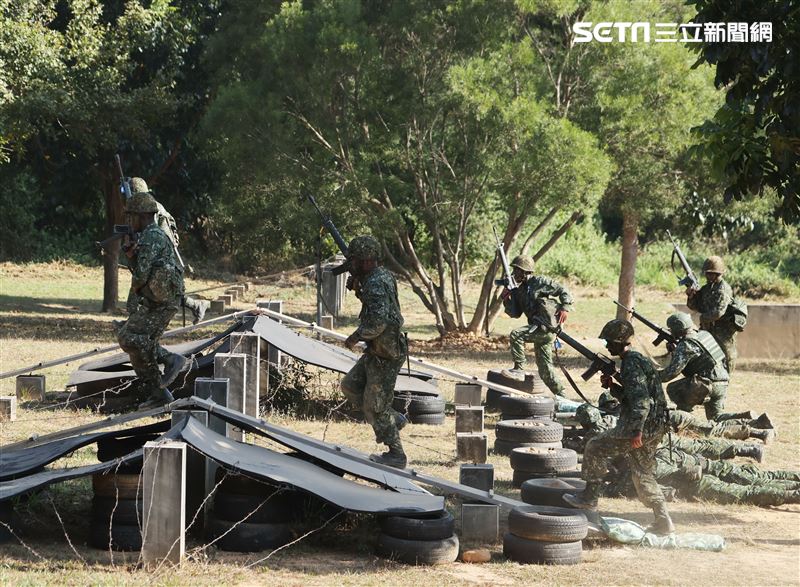 義務役新兵實施震撼教育的鑑測。（圖記者邱榮吉攝影）