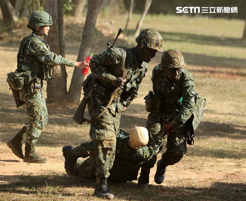 義務役新兵實施震撼教育的鑑測。（圖記者邱榮吉攝影）