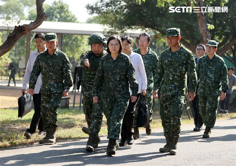 總統蔡英文視導義務役新兵入伍訓練接訓整備，新兵學員鑑測。（圖記者邱榮吉攝影）