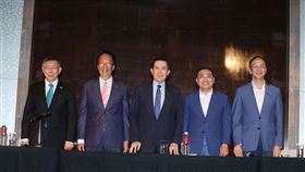 1123藍白合君悅飯店協商，侯友宜、馬英九、朱立倫出席，見柯文哲、郭台銘。（圖／記者邱榮吉攝影）