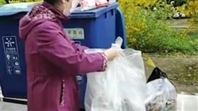 撿破爛當主業…大爺大媽「1個月爽賺45K」（圖／翻攝自微博）