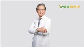 中國醫藥大學附設醫院神經外科部神經脊椎外科陳德誠主任表示，女性停經後或65歲以上，男性則在70歲以上，就會被歸類在骨鬆高風險族群。