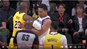 ▲詹姆斯（LeBron James）、威廉斯（Grant Williams）發生衝突，場邊驚見山本由伸。（圖／翻攝自DrSwish YouTube）