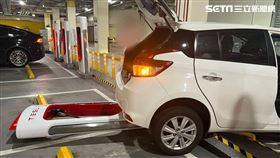 北市彭女倒車撞爛南港展覽館地下停車場的特斯拉充電樁。（圖／翻攝畫面）