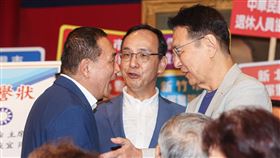 侯友宜、朱立倫出席公教軍警消聯合總會會員大會國民黨總統參選人侯友宜（左起）、國民黨主席朱立倫與中廣董事長趙少康13日到台北國軍英雄館，出席中華民國公教軍警消聯合總會第3屆第3次會員大會。中央社記者鄭清元攝  112年7月13日