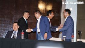 1123藍白合君悅飯店協商，侯友宜、馬英九、朱立倫出席，見柯文哲、郭台銘。（圖／記者邱榮吉攝影）