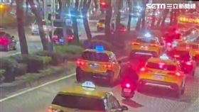 民進黨新北市議員張嘉玲搭乘男助理轎車自撞後翻覆。（圖／翻攝畫面）