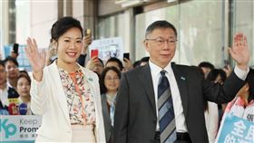 柯文哲偕副手吳欣盈登記參選（2）民眾黨總統參選人柯文哲（前右）與副手、民眾黨立委吳欣盈（前左）24日上午赴中選會登記，現場支持者高喊「最好選擇，台灣會贏」口號。中央社記者趙世勳攝  112年11月24日