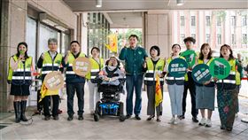 民進黨秘書長許立明偕同多位不分區立委提名人代表穿著特製「導護志工台灣隊背心」，至中選會完成登記參選。與會者包括靖娟兒童安全文教基金會執行長林月琴、台北大學犯罪學研究所所長沈伯洋、還我特色公園行動聯盟理事長張雅琳、立委洪申翰、羅美玲、范雲、林楚茵，以及表演藝術工作者郭昱晴、醫師王正旭、律師陳俊翰。（圖／民進黨提供）