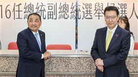 侯友宜、趙少康赴中選會登記參選（3）國民黨總統參選人侯友宜（左）與中廣董事長趙少康（右）搭檔參選2024年正、副總統，24日上午前往中選會登記，2人一起等待登記查核作業完成。中央社記者鄭清元攝　112年11月24日