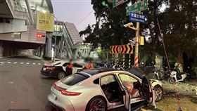 保時捷,Panamera Turbo,失控,號誌桿