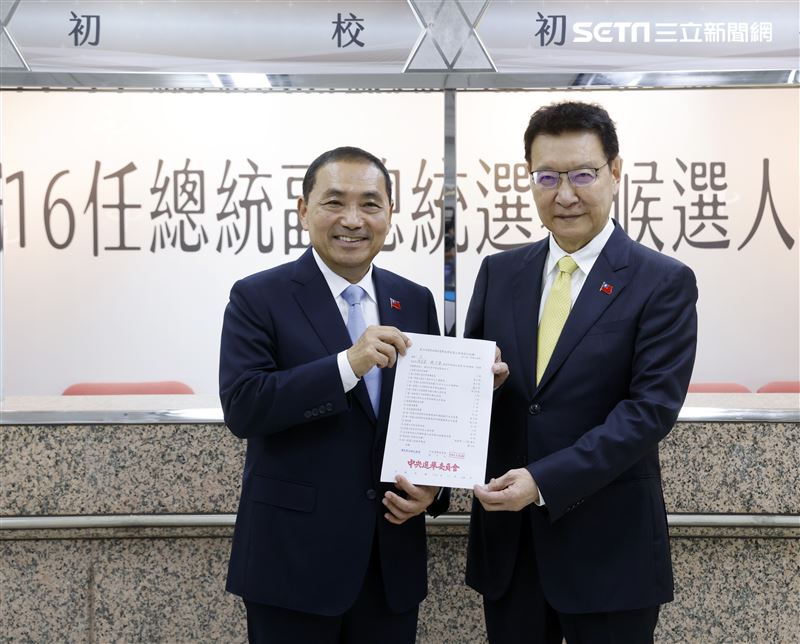 侯友宜、趙少康中央選委會登記參選正、副總統。（圖/記者邱榮吉攝影）