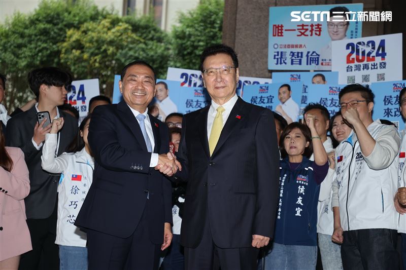 侯友宜、趙少康中央選委會登記參選正、副總統。（圖/記者邱榮吉攝影）