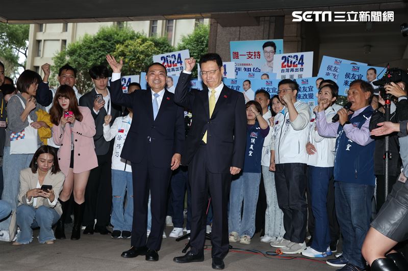 侯友宜、趙少康中央選委會登記參選正、副總統。（圖/記者邱榮吉攝影）