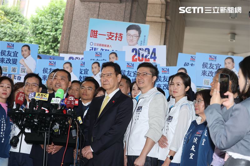 侯友宜、趙少康中央選委會登記參選正、副總統。（圖/記者邱榮吉攝影）