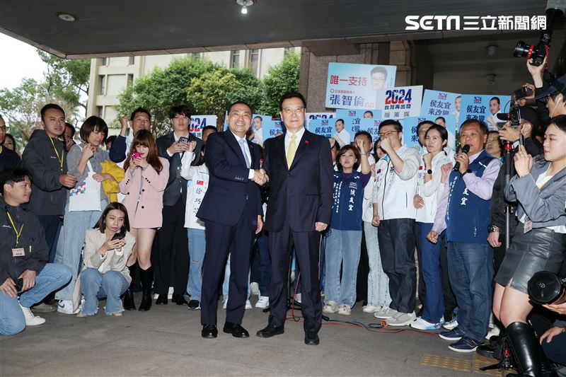 侯友宜、趙少康中央選委會登記參選正、副總統。（圖/記者邱榮吉攝影）