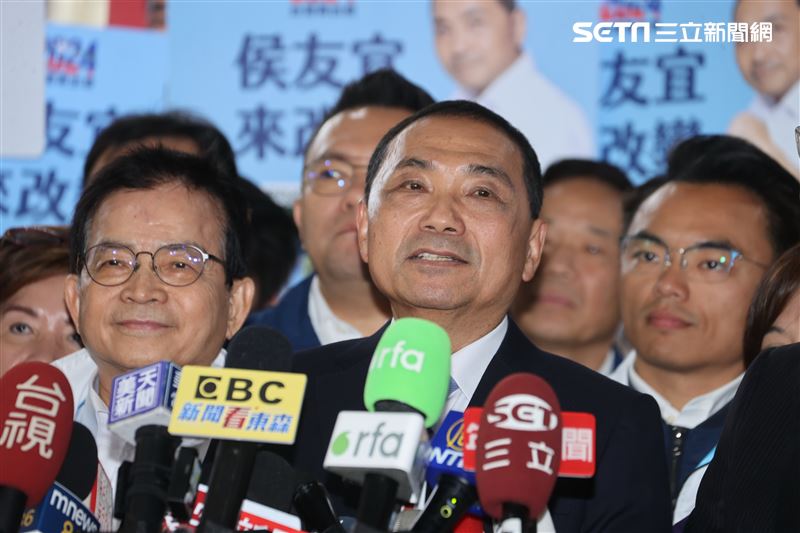 侯友宜、趙少康中央選委會登記參選正、副總統。（圖/記者邱榮吉攝影）