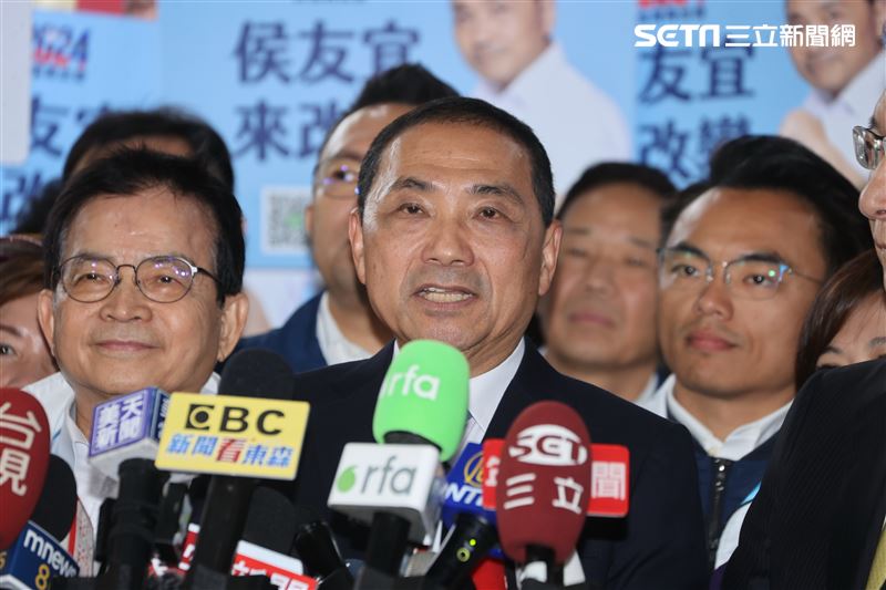 侯友宜、趙少康中央選委會登記參選正、副總統。（圖/記者邱榮吉攝影）