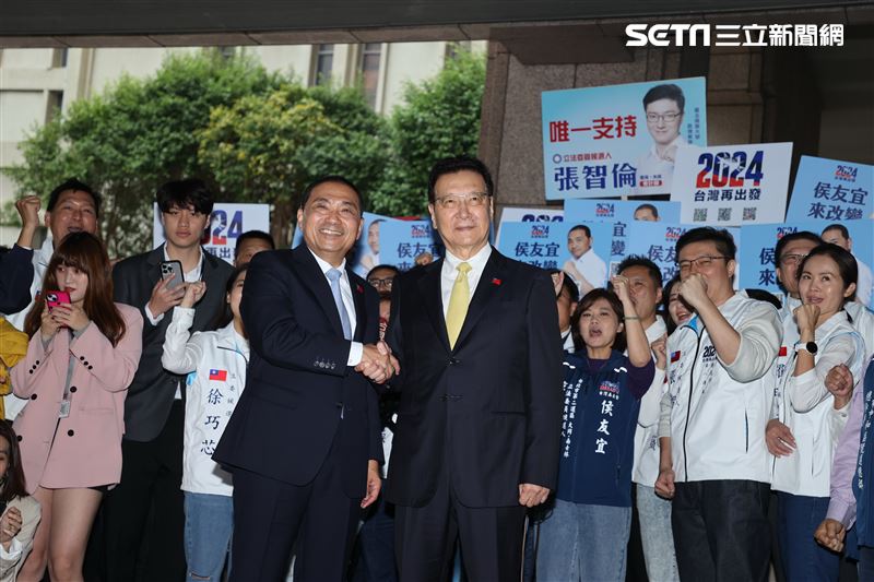 侯友宜、趙少康中央選委會登記參選正、副總統。（圖/記者邱榮吉攝影）