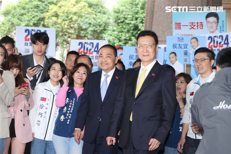 侯友宜、趙少康中央選委會登記參選正、副總統。（圖/記者邱榮吉攝影）