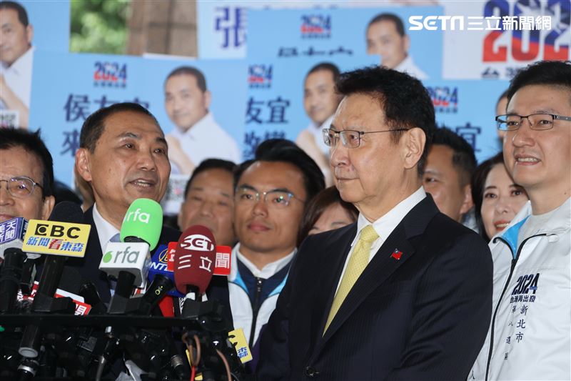 侯友宜、趙少康中央選委會登記參選正、副總統。（圖/記者邱榮吉攝影）