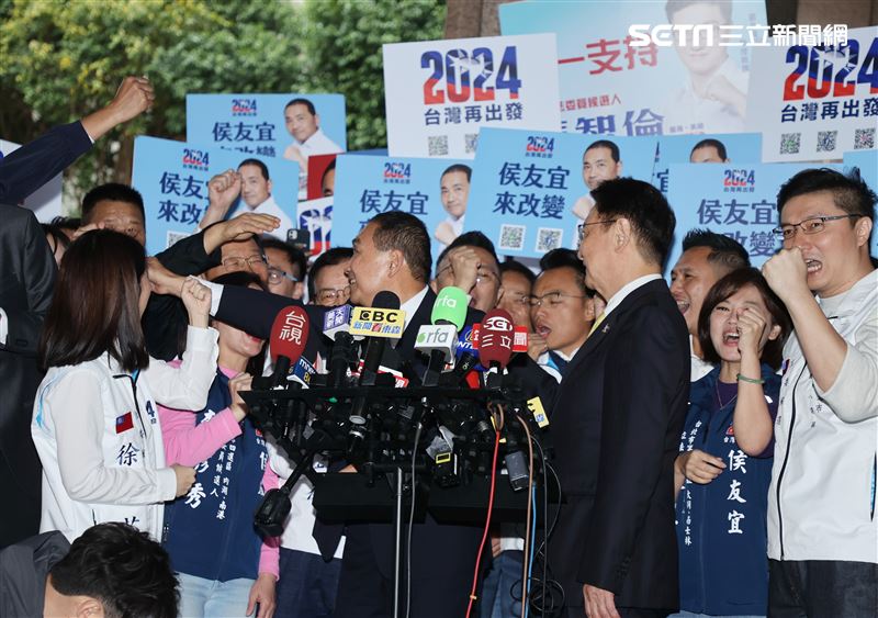 侯友宜、趙少康中央選委會登記參選正、副總統。（圖/記者邱榮吉攝影）