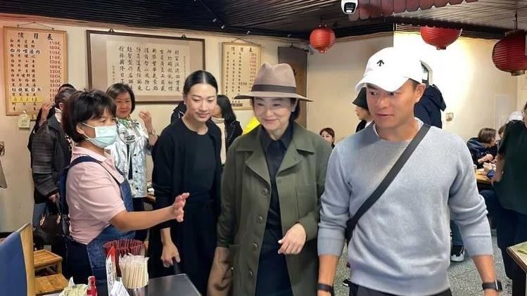 林青霞金馬前抵台　零遮掩現身麵攤被拍