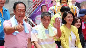 郭台銘出席南投全國城隍會師活動永齡基金會創辦人郭台銘（前左）30日到南投縣埔里鎮參加「全國城隍大會師暨文化祭祈安遶境」活動，南投縣長許淑華（前左3）、議長何勝豐（前左2）等人也現身陪同。中央社記者蕭博陽南投縣攝  112年7月30日