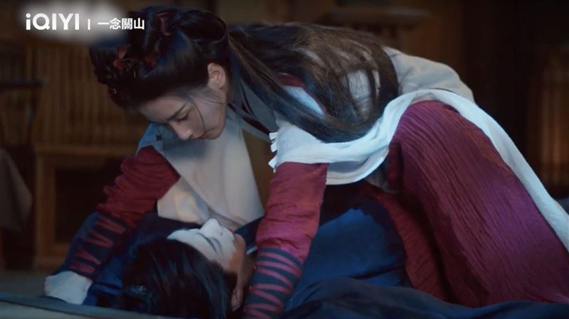 劉詩詩壓床撕衣逼問他：為何不跟我生孩子