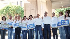 國民黨赴中選會登記不分區立委（2）國民黨主席朱立倫（前右4）23日前往中央選舉委員會，陪同國民黨全國不分區立委參選人登記，前高雄市長韓國瑜（前右5）、國民黨智庫執行長柯志恩（前左5）等人一同在門口振臂高喊口號、團結拚勝選。中央社記者趙世勳攝  112年11月23日