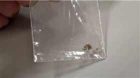 5旬婦小便痠痛求救！醫生建議狂灌水　聽到「噹」一聲竟尿出0.5公分結石（圖／翻攝自臉書引人入腎・林軒任醫師）