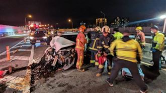 國1接台64 線　汽車自撞駕駛送醫不治