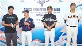 ▲冬季聯盟宣告開賽記者會，前巨人球星駒田德廣（右）帶領日職白隊，與日職紅隊總教練關川浩一、日本社會人隊監督川口朋保合影。（圖／中華職棒提供）