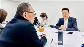 趙少康進到競選辦公室後，第一件事就是簽下辯論會的同意書。（圖／翻攝自李利貞Instagram）