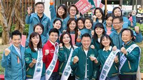 民進黨台北市立委參選人登記造勢民進黨台北市立委參選人許淑華（前左2）、吳沛憶（前左4）、王閔生（前左5）、謝佩芬（前左6）、王世堅（前右1）、高嘉瑜（2排右2）等人，22日上午和與民進黨合作的社民黨立委參選人苗博雅（前左3）登記參選，眾人受訪合影。中央社記者鄭清元攝  112年11月22日