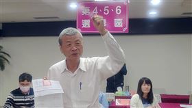 林義迪參選高市第一選區立委  壓線完成登記國民黨籍高雄市議員林義迪（前中）24日在立委參選登記截止前，壓線以無黨籍身分完成高雄第一選區立委參選登記。中央社記者蔡孟妤攝  112年11月24日