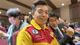 屏東特搜隊馳援土耳其震災  獲國際醫療典範獎由國際醫療衛生促進協會主辦的國際醫療典範獎邁入第8屆，24日舉行頒獎典禮，今年首度頒發的「年度緊急人道援助獎」由馳援土耳其震災的屏東縣消防局特搜大隊獲肯定，特搜大隊副大隊長陳世鴻（中）出席受獎。中央社記者沈佩瑤攝  112年11月24日