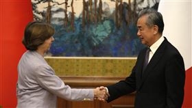 法國外長柯隆納（左）與中國外長王毅（右）會談。（圖／美聯社／達志影像）