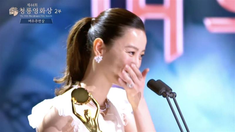青龍獎／她打敗朴寶英封后　激動謝金憓秀