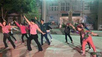 賴清德跑行程遇小插曲！學姐們下戰帖邀舞