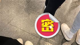  醜到被批「時尚災難」！1穿搭爆紅滿街都是　過來人秒懂：有夠舒服，洞洞鞋，布希鞋，（圖／翻攝自路上觀察學院）