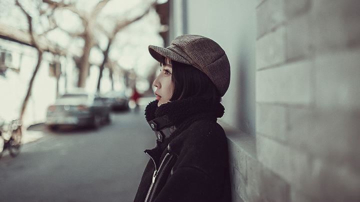 她被男友媽推出門外！鄰居：妳不是第一個