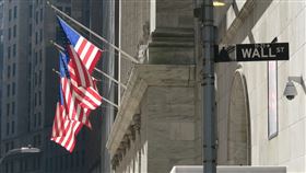 美股買氣回籠  道瓊指數猛漲489點美股14日大漲，道瓊工業指數勁揚489點，標準普爾500、那斯達克綜合指數創4月以來最佳表現。圖為華爾街路牌及紐約證券交易所。中央社記者尹俊傑紐約攝  112年11月15日