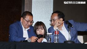 ▲藍白郭三方會談會，郭台銘尿遁法離席後，朱立倫、侯友宜在台上交談。（圖／記者邱榮吉攝影）