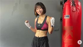 格鬥系網紅泰拳正妹Bonbon長相甜美、身材高挑，在IG有3萬人追蹤，日前她從北捷運雙連站搭計程車要回家，不料卻遭小黃司機言語性騷擾「我帶妳去玩就好了，去走一走啊」、「妳願意給親嗎」、「我是個很直接的男人，只要你給我，我就很疼愛你」Bonbon把小黃司機騷擾對話錄下，下車後隨即報警處理。